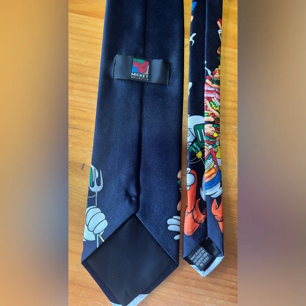 Disney Unlimited Kiss the Cook Goofy Tie - Picture 4 of 6